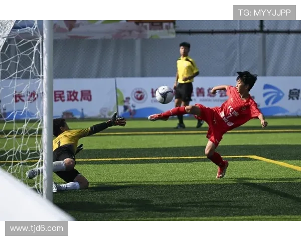 拉菲尼亚闪耀绿茵赛场展现非凡实力引领球队再创辉煌征程