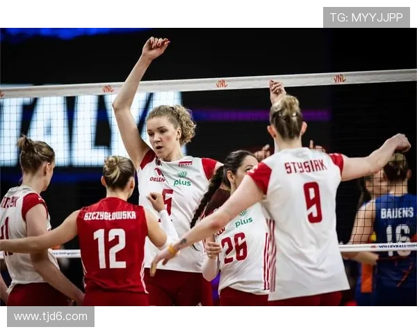 意甲女排决赛激战正酣 强强对决引爆全场激情谁能捧起冠军奖杯